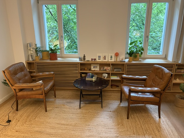 Sitzgruppe im hellen Therapieraum der Praxis