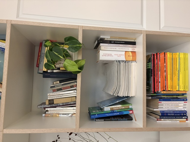 Bücher und Fachliteratur in einem Regal der Praxis